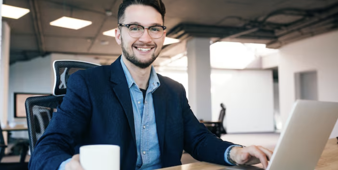 Salud masculina en la oficina: cuidarte también es parte del trabajo. 
